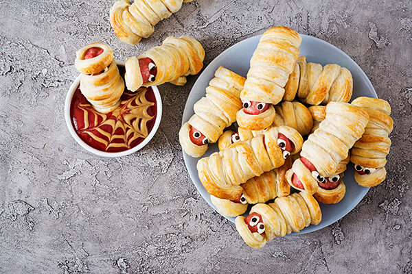 Van knakworst-mummies tot monster-bananen: 7x griezelige Halloweentraktaties voor kleuters