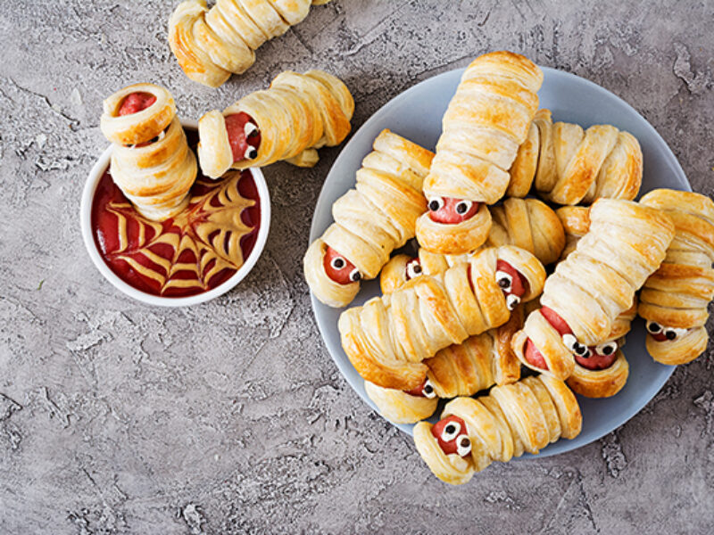 Van knakworst-mummies tot monster-bananen: 7x griezelige Halloweentraktaties voor kleuters